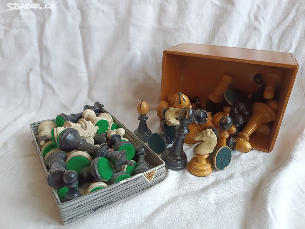 šachy staré české klubovky - dřevěné figurky